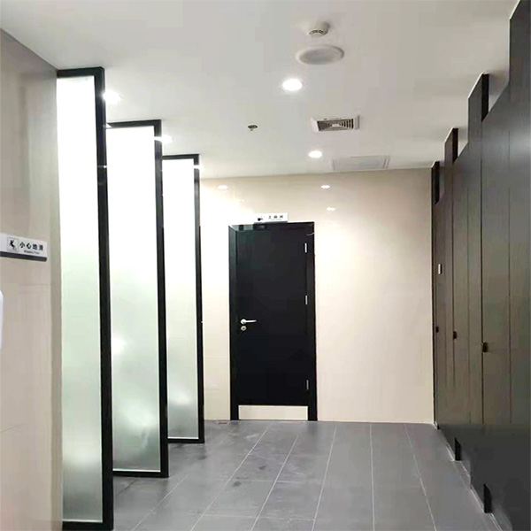 纯黑色卫生间隔断